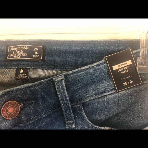 Raw edge distressed jeans - Picture 3 of 6